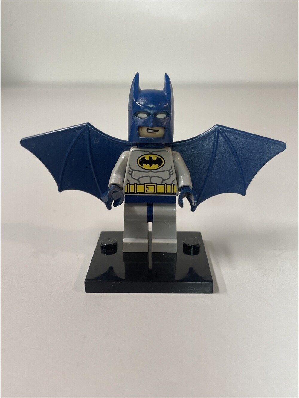 LEGO Batman with Gray Suit and Yellow Belt with Wings Minifigur 6858